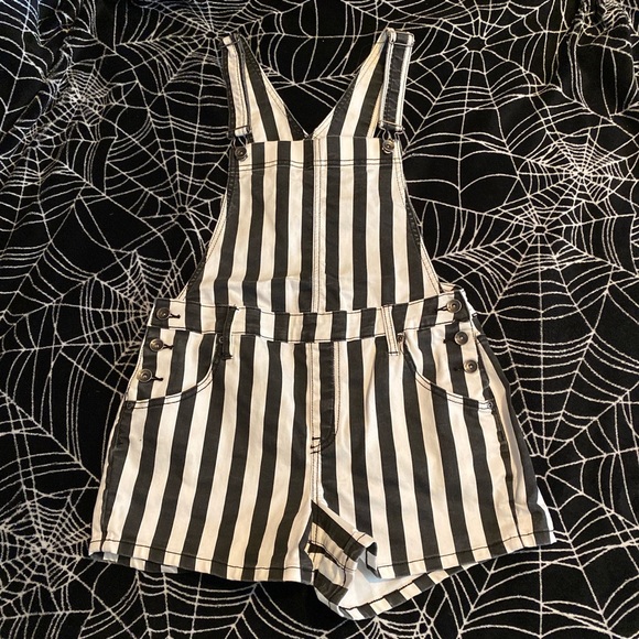Blackheart Denim - SOLD🖤 Hot topic black heart overalls